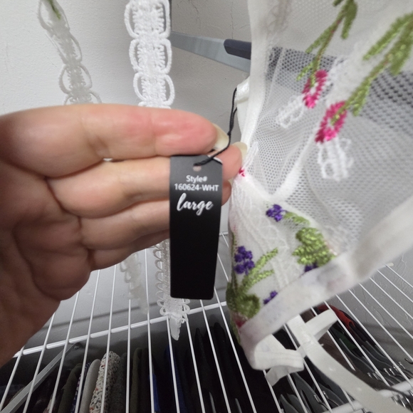 Floral Embroidered Lace Bra Set - White and Pink - Picture 7 of 7